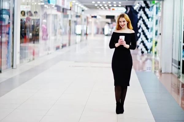 Moda chica pelirroja desgaste en vestido negro con brillante hacer hol —  Fotos de Stock