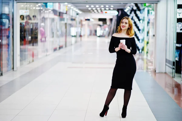 Mode rothaarige Mädchen tragen auf schwarzem Kleid mit hellem Make-up hol — Stockfoto