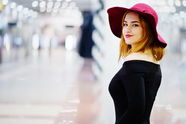 Moda vermelho peludo menina desgaste no vestido preto e chapéu vermelho posado em — Fotografia de Stock