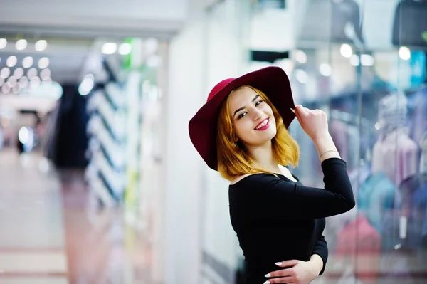 Moda chica pelirroja desgaste en vestido negro y sombrero rojo posado en —  Fotos de Stock
