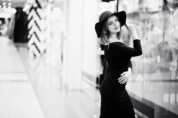 Moda chica pelirroja desgaste en vestido negro y sombrero rojo posado en —  Fotos de Stock