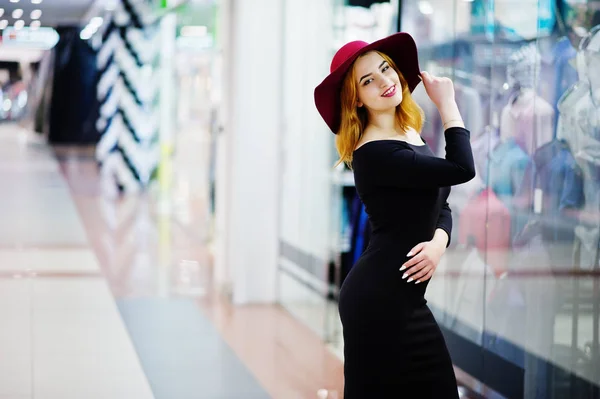 Fashion röd korthårig tjej slitage på svart klänning och röda hatt poserade på — Stockfoto