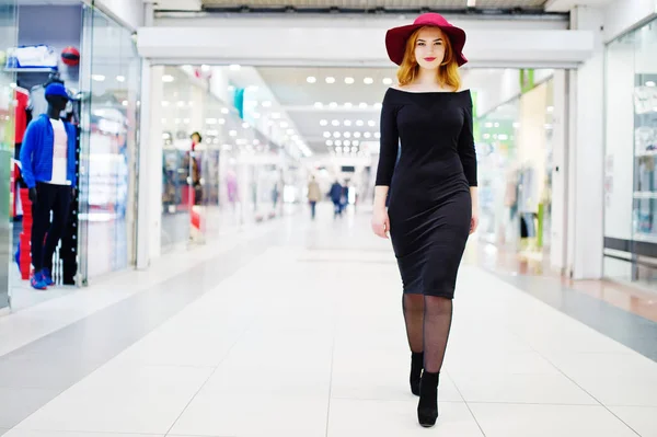 Fashion red haired meisje slijtage van zwarte jurk en rode hoed gesteld op — Stockfoto
