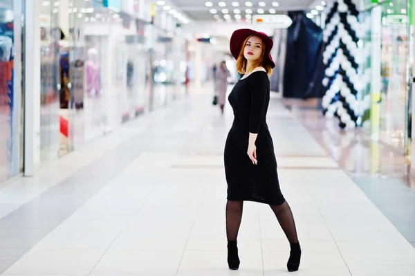 Moda vermelho peludo menina desgaste no vestido preto e chapéu vermelho posado em — Fotografia de Stock