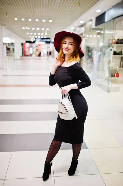 Moda chica pelirroja desgaste en vestido negro y sombrero rojo con muchacho —  Fotos de Stock