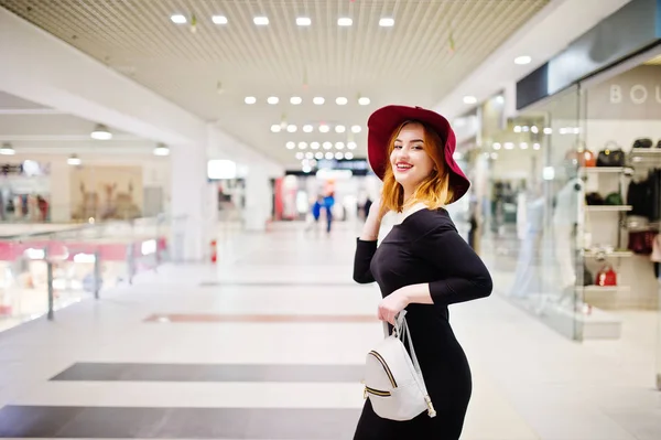 Moda chica pelirroja desgaste en vestido negro y sombrero rojo con muchacho — Foto de Stock