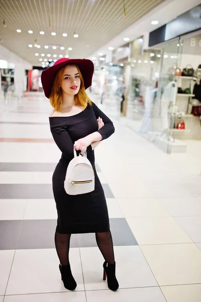 Moda chica pelirroja desgaste en vestido negro y sombrero rojo con muchacho —  Fotos de Stock