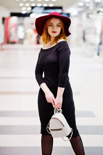 Moda chica pelirroja desgaste en vestido negro y sombrero rojo con muchacho —  Fotos de Stock