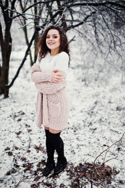 Kıvırcık esmer kız arka plan yağan kar, sıcak knitte aşınma