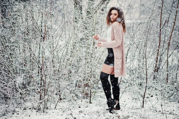 Curly morena menina fundo caindo neve, desgaste em malha quente — Fotografia de Stock