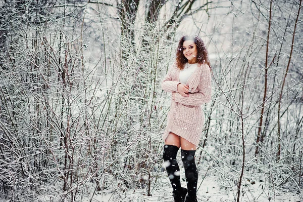 Curly brunette girl background falling snow, wear on warm knitte — Stock Photo, Image