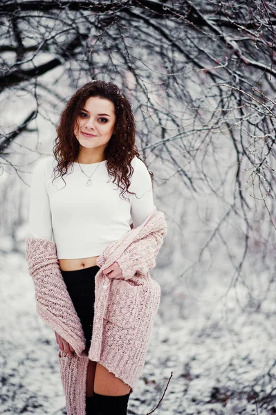 Curly morena menina fundo caindo neve, desgaste em malha quente — Fotografia de Stock