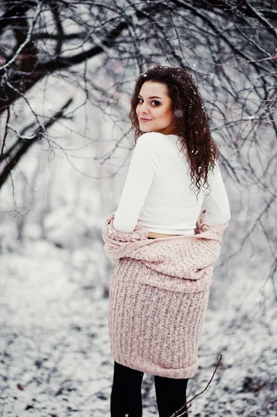 Costas de encaracolado morena menina fundo caindo neve, desgaste na guerra — Fotografia de Stock