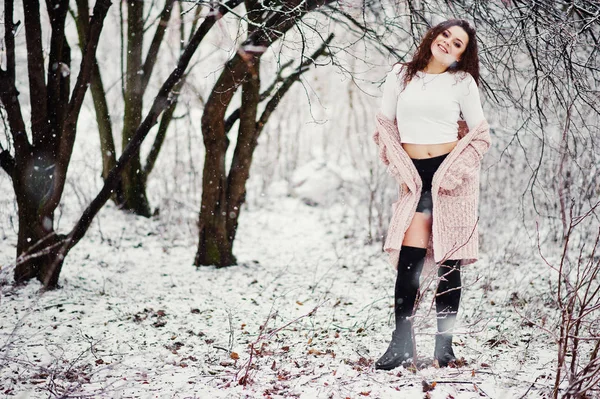 Latar belakang gadis berambut coklat keriting jatuh salju, memakai kehangatan knitte — Stok Foto