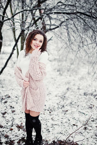 Curly morena menina fundo caindo neve, desgaste em malha quente — Fotografia de Stock