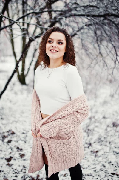 Curly morena menina fundo caindo neve, desgaste em malha quente — Fotografia de Stock