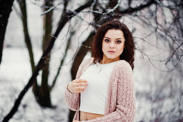 Kıvırcık esmer kız arka plan yağan kar, sıcak knitte aşınma — Stok fotoğraf