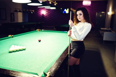 Genç kıvırcık kız Bilardo masası poz verdi. Seksi model siyah 