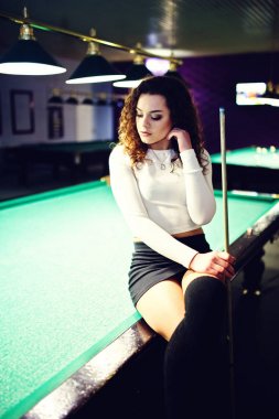 Genç kıvırcık kız Bilardo masası poz verdi. Seksi model siyah 
