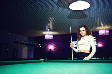 Genç kıvırcık kız Bilardo masası poz verdi. Seksi model siyah 