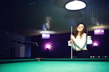 Genç kıvırcık kız Bilardo masası poz verdi. Seksi model siyah 