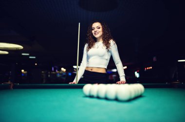 Genç kıvırcık kız Bilardo masası poz verdi. Seksi model siyah 