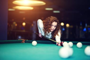 Genç kıvırcık kız Bilardo masası poz verdi. Seksi model siyah 