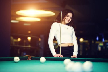 Genç kıvırcık kız Bilardo masası poz verdi. Seksi model siyah 