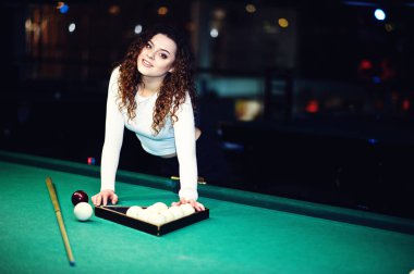 Genç kıvırcık kız Bilardo masası poz verdi. Seksi model siyah 
