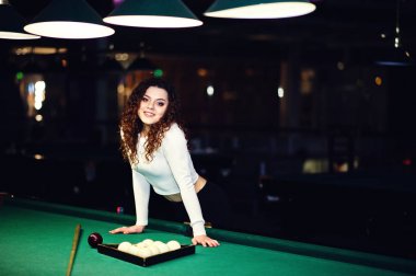 Genç kıvırcık kız Bilardo masası poz verdi. Seksi model siyah 