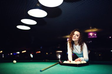 Genç kıvırcık kız Bilardo masası poz verdi. Seksi model siyah 