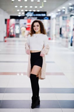 Genç kıvırcık modeli kız mini etek cen alışveriş geniş poz verdi.