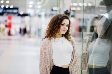 Genç kıvırcık modeli kız mini etek cen alışveriş geniş poz verdi.