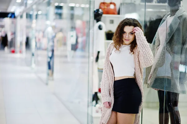 Jeune fille modèle bouclé posé sur mini jupe à grand centre commercial — Photo