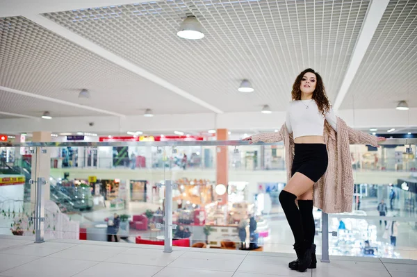 Jeune fille modèle bouclé posé sur mini jupe à grand centre commercial — Photo
