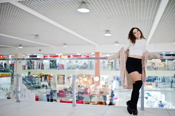 Junge lockige Model Mädchen posierte auf Minirock bei großen Shopping-Center — Stockfoto