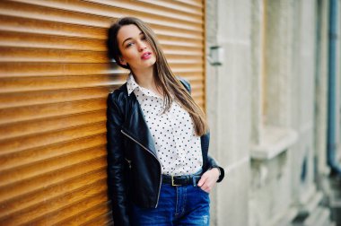 Şık genç kız portresi deri ceket giymek ve sökük