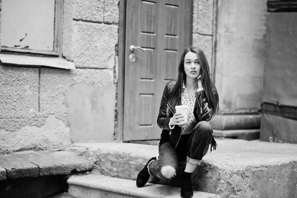 Porträt eines stilvollen jungen Mädchens auf Lederjacke und zerrissen — Stockfoto