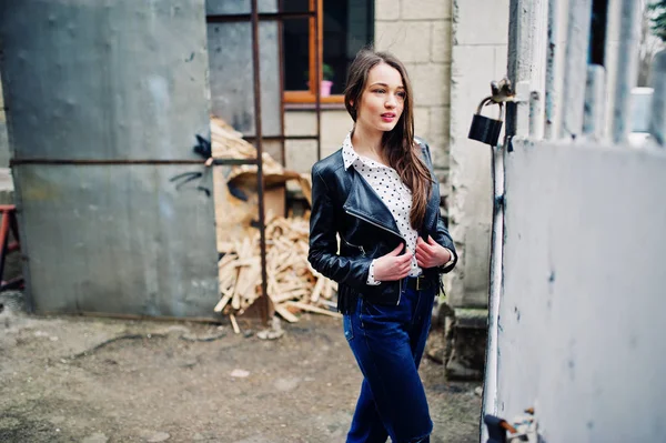 Retrato de ropa de niña con estilo en la chaqueta de cuero y rasgado — Foto de Stock