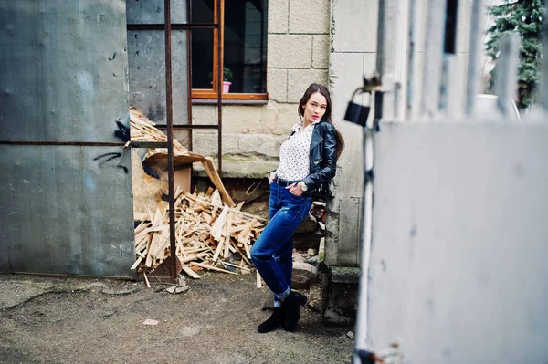 Retrato de ropa de niña con estilo en la chaqueta de cuero y rasgado — Foto de Stock