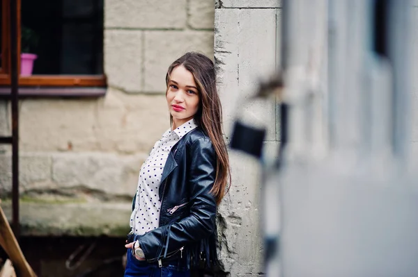 Porträt eines stilvollen jungen Mädchens auf Lederjacke und zerrissen — Stockfoto