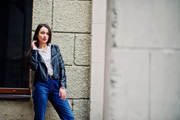 Retrato de ropa de niña con estilo en la chaqueta de cuero y rasgado —  Fotos de Stock