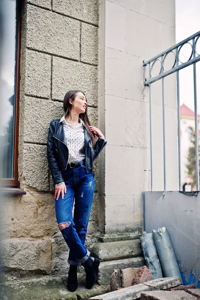 Portrait de jeune fille élégante porter sur veste en cuir et déchiré — Photo