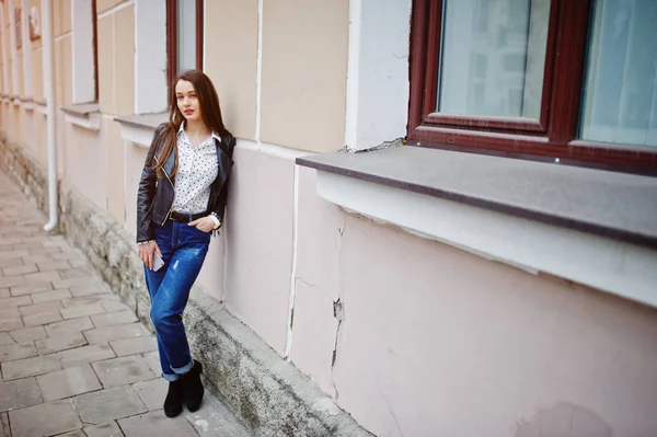 Portrait of stylish young girl wear on leather jacket and ripped — Stock Photo, Image