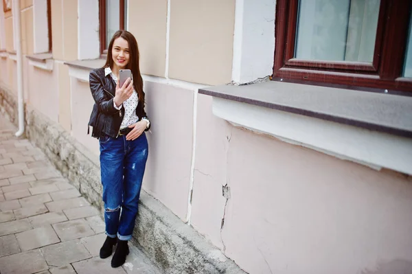 Retrato de ropa de niña con estilo en la chaqueta de cuero y rasgado —  Fotos de Stock