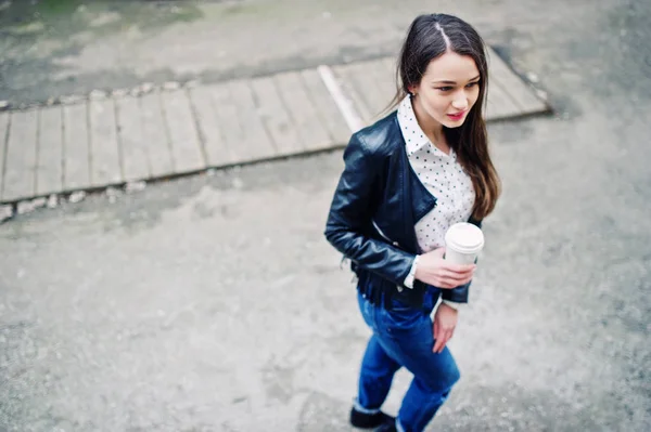 Retrato de ropa de niña con estilo en la chaqueta de cuero y rasgado —  Fotos de Stock