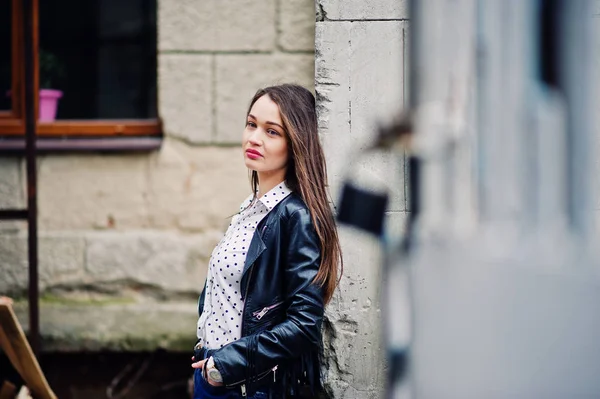 Retrato de ropa de niña con estilo en la chaqueta de cuero y rasgado — Foto de Stock