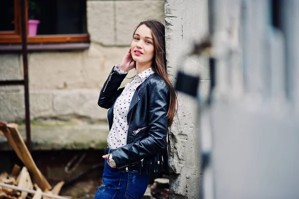 Retrato de ropa de niña con estilo en la chaqueta de cuero y rasgado — Foto de Stock