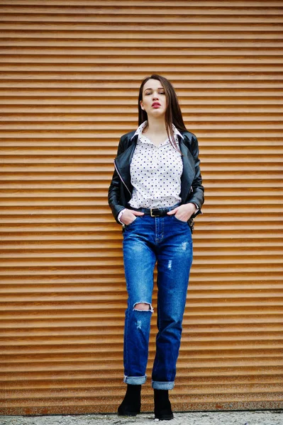 Volledige lengte portret van stijlvolle jong meisje dragen op leather sweater — Stockfoto