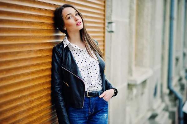 Retrato de ropa de niña con estilo en la chaqueta de cuero y rasgado — Foto de Stock